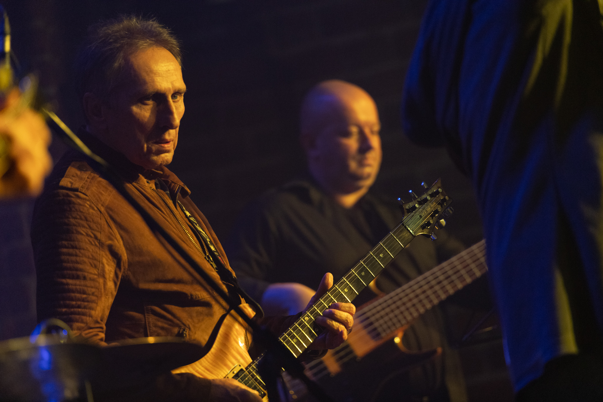Jacek Krzaklewski z gitarą na scenie Jacek Krzaklewski z gitarą na scenie