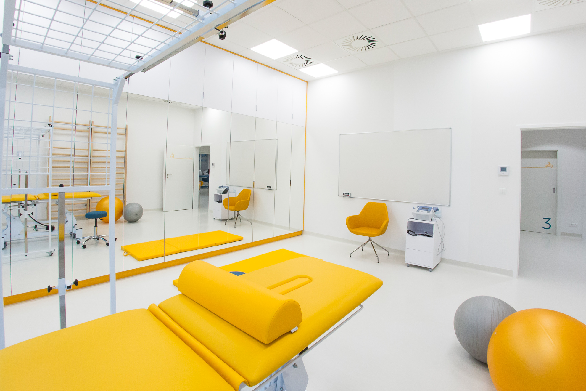 Sala ćwiczeń w Analgomed Lustra w sali ćwiczeń
